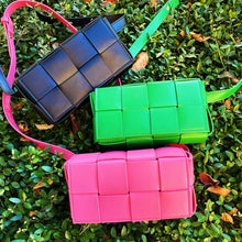 Cargar imagen en el visor de la galería, Candy Cube Woven Sling Bag
